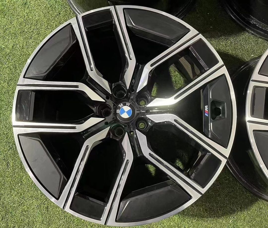 BMW M black / machined multi-spoke wheel